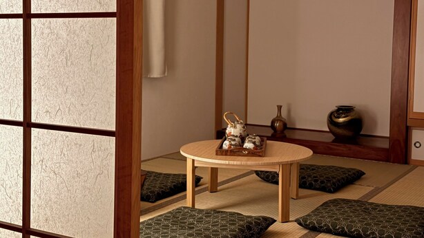A tatami mat room with a low wooden table, cushions, and traditional Japanese decor. - Sol Stay | Patchwork Road Lavender Summer | Blue Pond & Shirogane Hot Springs (20 minutes) | Detached House in the City with Garage (美瑛町)