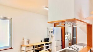 Private kitchen - Sol Stay | Patchwork Road Lavender Summer | Blue Pond & Shirogane Hot Springs (20 minutes) | Detached House in the City with Garage (美瑛町)