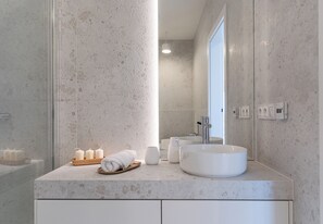 A bathroom with a large mirror, a round sink, and a towel rack. - Olszynki Park Superior Apartment (Rzeszów)