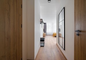 Tabla de planchar con plancha, wifi, ropa de cama