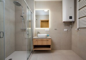 Een douche, een haardroger, handdoeken