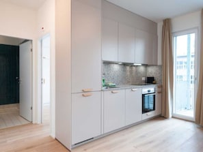 Kühlschrank, Ofen, Geschirrspüler, Kochgeschirr/Geschirr/Besteck