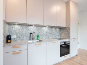 Kühlschrank, Ofen, Geschirrspüler, Kochgeschirr/Geschirr/Besteck