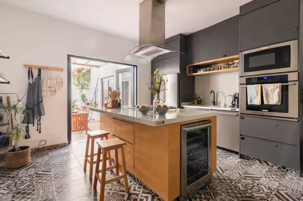 Coffee/tea maker, fridge, microwave, stovetop