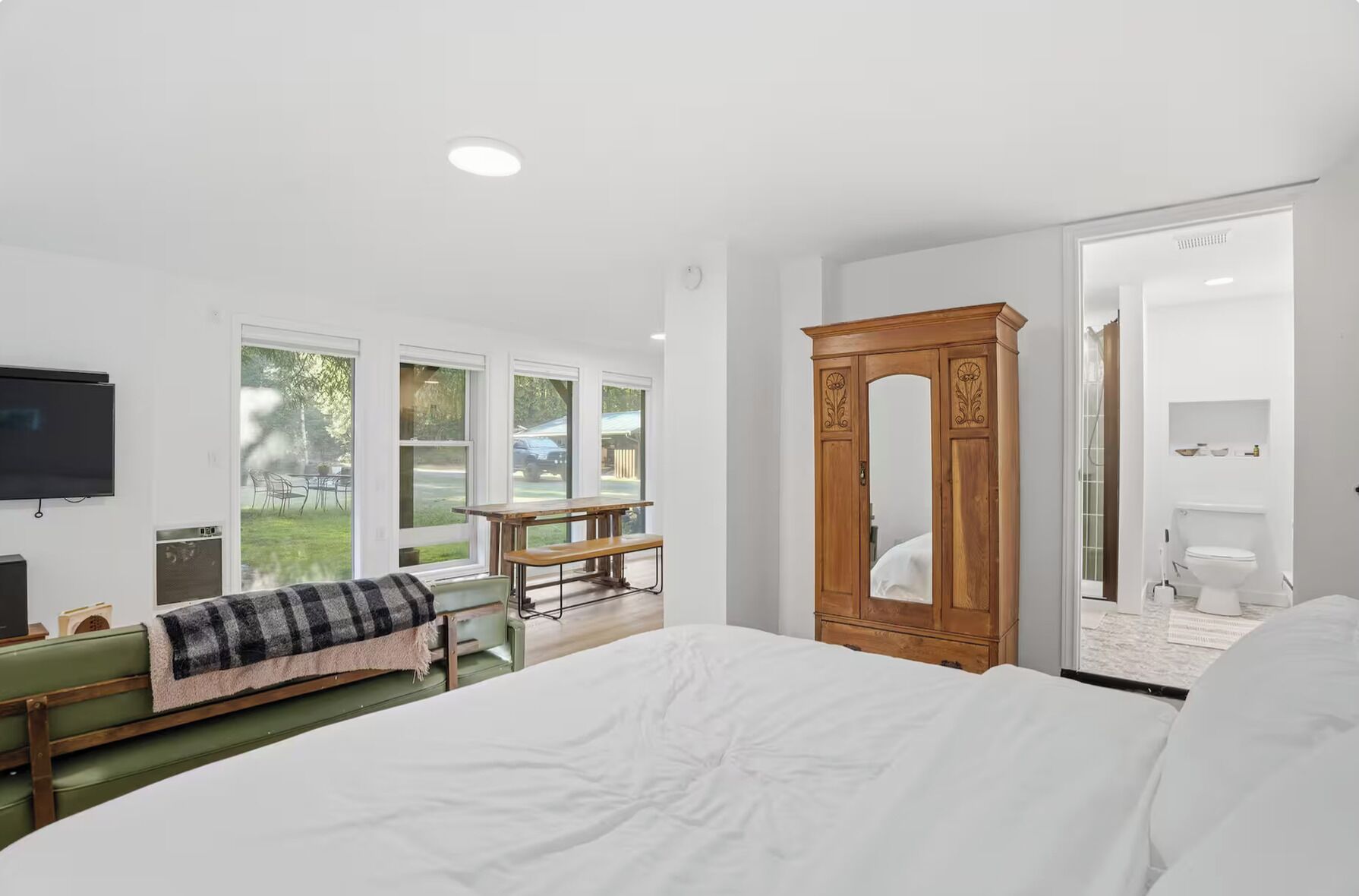 3 habitaciones, tabla de planchar con plancha y cuna de viaje 