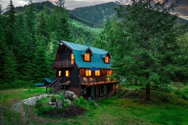 Come enjoy the scenic beauty surrounding The Evergreen Cascades Lookout