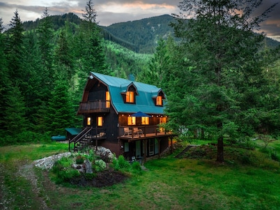 Secluded North Cascades Retreat | Private Trail + Fire Pit