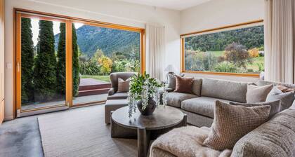 Waiora at 42 | BBQ | Hot Tub | Free Parking | Fireplace