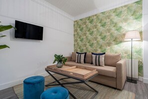 City Apartment, 2 Bedrooms | Living area | 32-inch flat-screen TV with cable channels - Zurbano (Madrid)