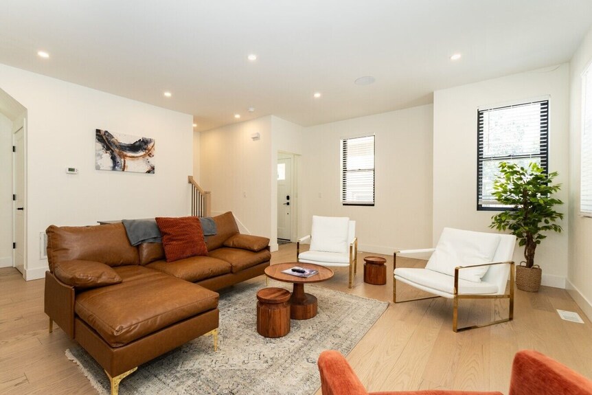 A Stunning, Brand-new 3-story Townhome (~2,000 Sq Ft) In The Heart Of Old Town East. 4 Bedrooms, 3.5 Baths, Sleeps 10 With King And Queen Beds, En-suite Bathrooms, And A Garage. Steps From Franklin Park, Minutes To Downtown And Osu Built For Family Trip - Ohio