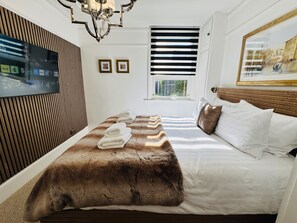Tabla de planchar con plancha, wifi y ropa de cama 