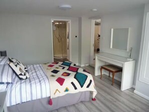 Room - Studio Sleeps 2 with Parking, Pets & Garden (Bognor Regis)