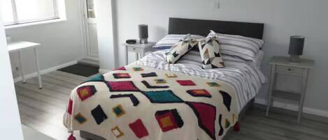 WiFi, bed sheets, wheelchair access