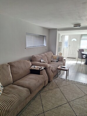 Living area - Studio Sleeps 2 with Parking, Pets & Garden (Bognor Regis)