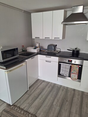Private kitchen - Studio Sleeps 2 with Parking, Pets & Garden (Bognor Regis)
