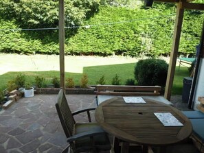 Outdoor dining - Studio Sleeps 2 with Parking, Pets & Garden (Bognor Regis)