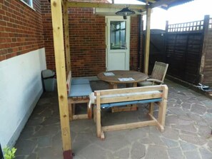 Outdoor dining - Studio Sleeps 2 with Parking, Pets & Garden (Bognor Regis)