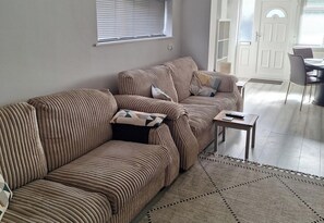 TV - Studio Sleeps 2 - Pets Welcome - Enclosed Garden (Bognor Regis)