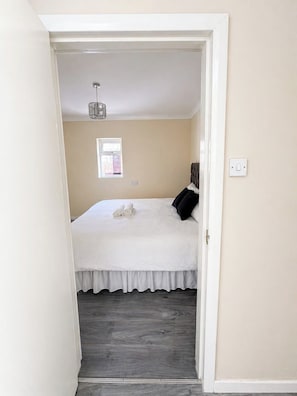 Een strijkplank/strijkijzer, wifi, beddengoed