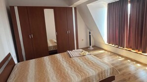 Room - Apartment Sleeps 6- Free Parking- Balcony (Казанлък)
