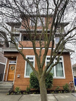 Exterior detail - Welcoming 3-bedroom Craftsman house in Seattle perfect for your getaway (Seattle)