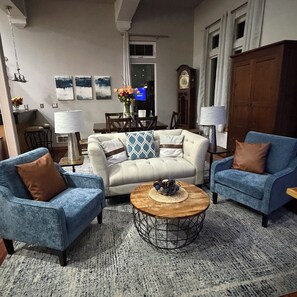 Living area - Welcoming 3-bedroom Craftsman house in Seattle perfect for your getaway (Seattle)