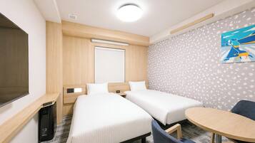 Cubrecamas, escritorio, wifi gratis y ropa de cama