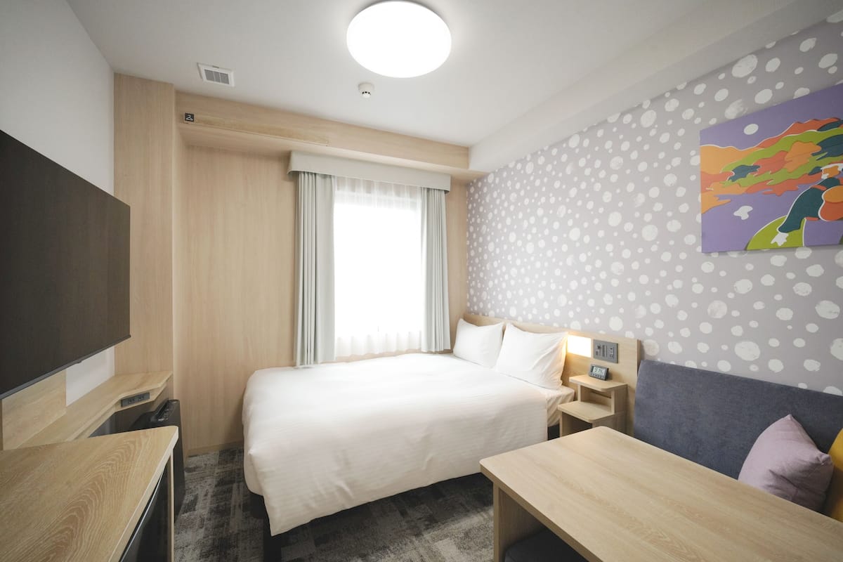 Cubrecamas, escritorio, wifi gratis y ropa de cama