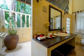 Biệt thự, sân hiên, quang cảnh vườn | Phòng tắm | Buồng tắm vòi sen, máy sấy tóc, dép đi trong nhà, khăn tắm 