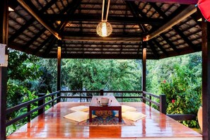 Biệt thự, sân hiên, quang cảnh vườn | Khu ẩm thực ngoài trời