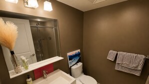 A bathroom with a shower, toilet, and sink. - Sunset Skyline Corner Suite in Downtown Toronto with Stunning CN Tower View! (Toronto)