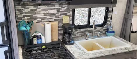 Coffee/tea maker, fridge, microwave, oven