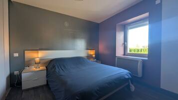 Travel cot, free WiFi, bed sheets