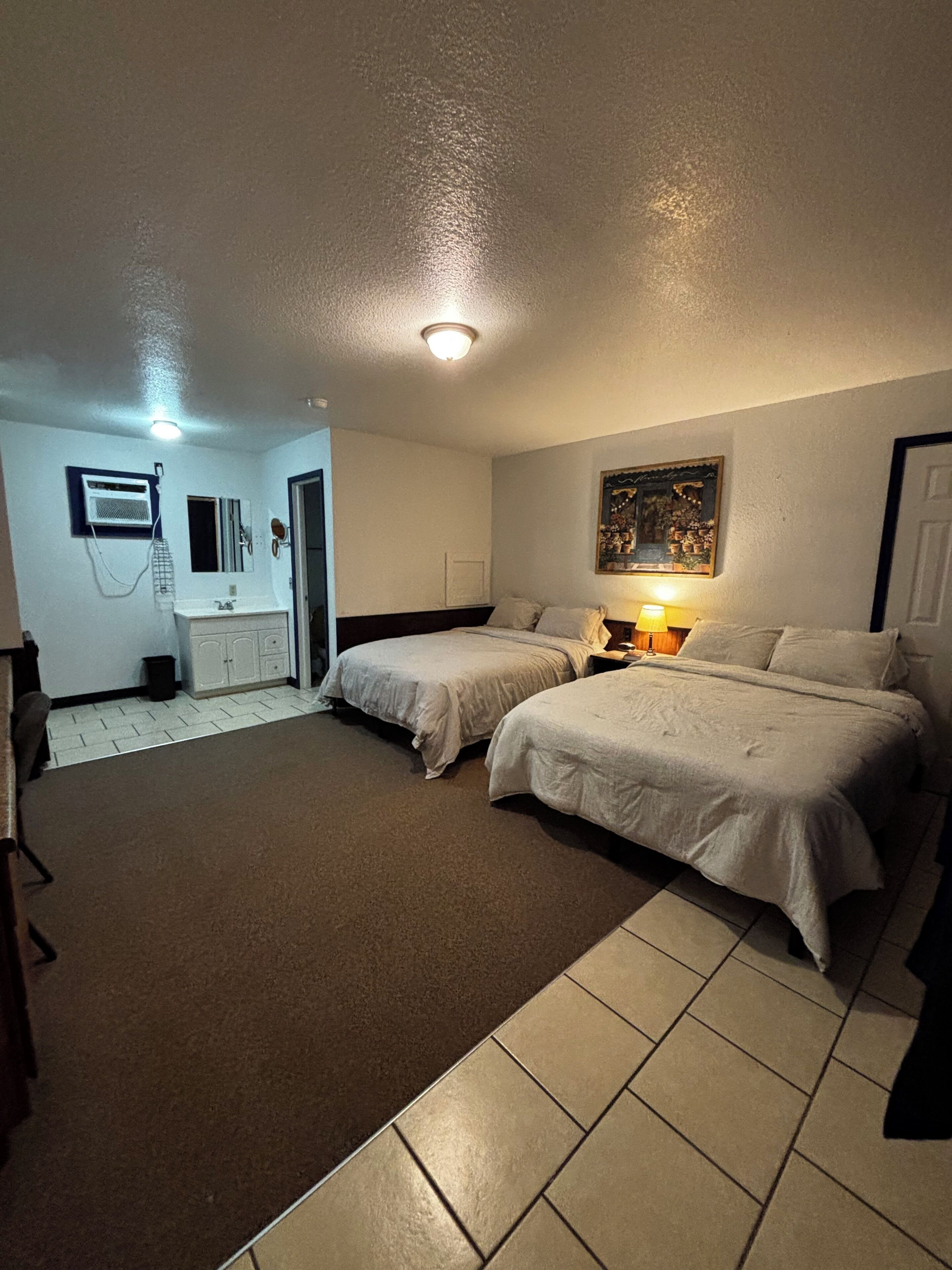 Iron/ironing board, WiFi, bed sheets