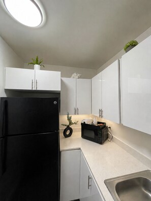 Private kitchen - Coastal 2BR Escape Near Beach, Cruise Port & Nightlife (Fort Lauderdale)