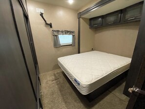 Room - Quiet Cozy 1 bedroom with outside resort area! (Yuma)