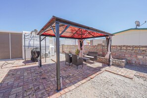 Outdoor dining - Quiet Cozy 1 bedroom with outside resort area! (Yuma)