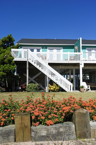 Book this cheerful duplex for a fun little escape from reality!