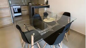 Een moderne keuken met een ingebouwde oven, magnetron en koffieapparaat.