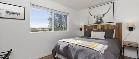 3 bedrooms, desk, iron/ironing board, travel crib