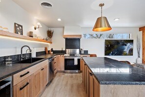 Private kitchen - Rock Creek Canyon | 3BR, Hot Tubs, Sauna, Fire Pit (Twin Falls)