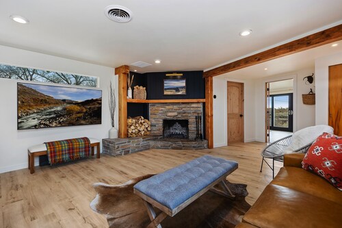 Rock Creek Canyon | 3BR, Hot Tubs, Sauna, Fire Pit