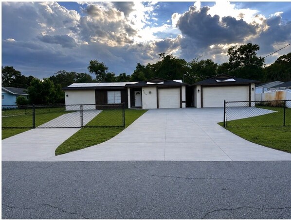 Property grounds - Vrbo Property (Tampa)
