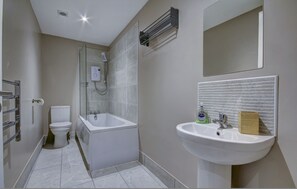 House, Smoking | 1 bedroom - Contractor Friendly 1-bed Ensuite Ayr Town Centre KA7 (Ayr)