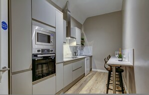 House, Smoking | 1 bedroom - Contractor Friendly 1-bed Ensuite Ayr Town Centre KA7 (Ayr)