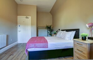 House, Smoking | 1 bedroom - Contractor Friendly 1-bed Ensuite Ayr Town Centre KA7 (Ayr)