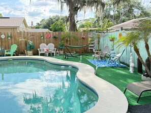 Una piscina al aire libre