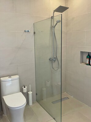 Bathroom - Steps to Playa Bonita. Lakeside studio, pool, restaurant & beach club (Las Terrenas)