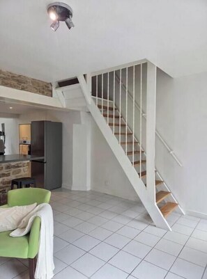 Ein modernes Interieur mit Treppe, Essbereich und Küche.