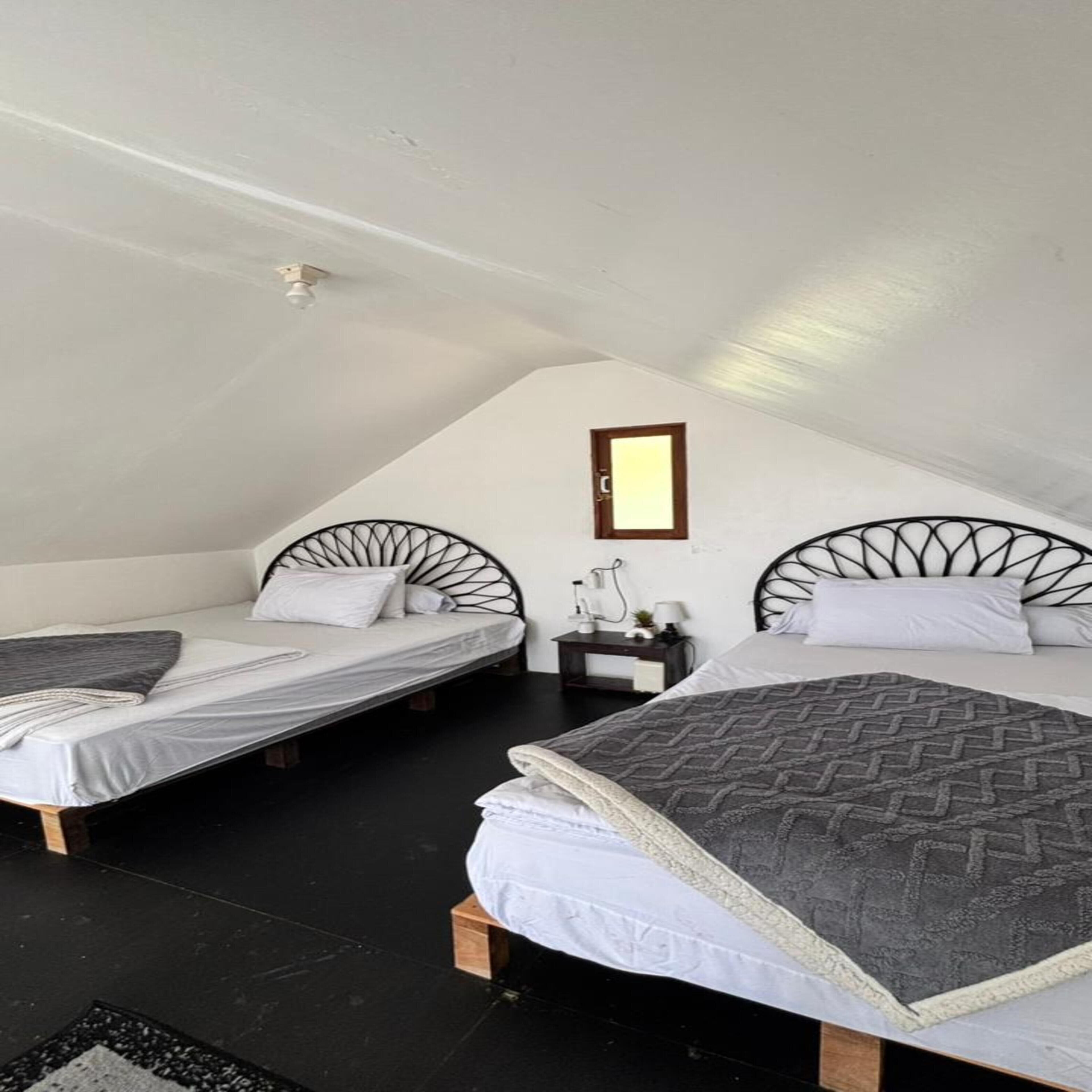 Familie suite | Een minibar, een bureau, gratis wifi, beddengoed